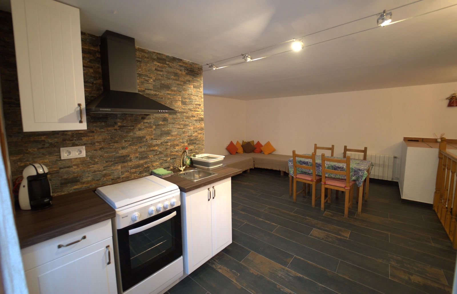 Cocina y comedor del apartamento El Pi. · El Nou Can Peric