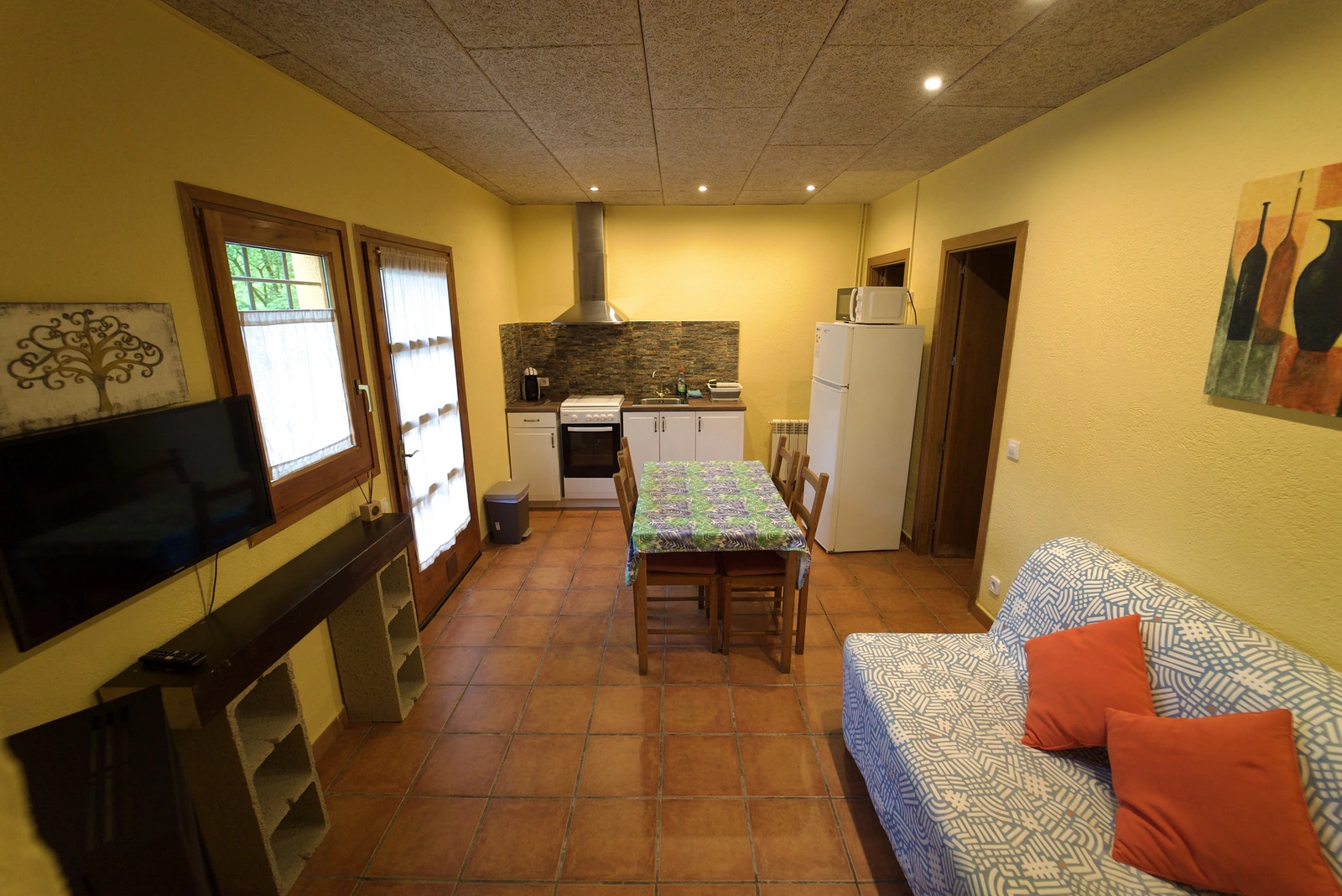Sala y comedor de El Faig, con la cocina al fondo. · El Nou Can Peric