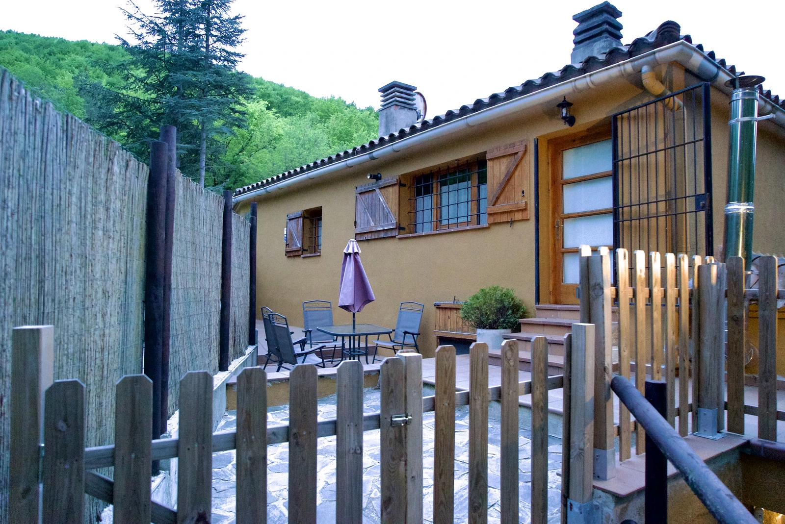 Terraza privada y acceso del apartamento El Roure. · El Nou Can Peric
