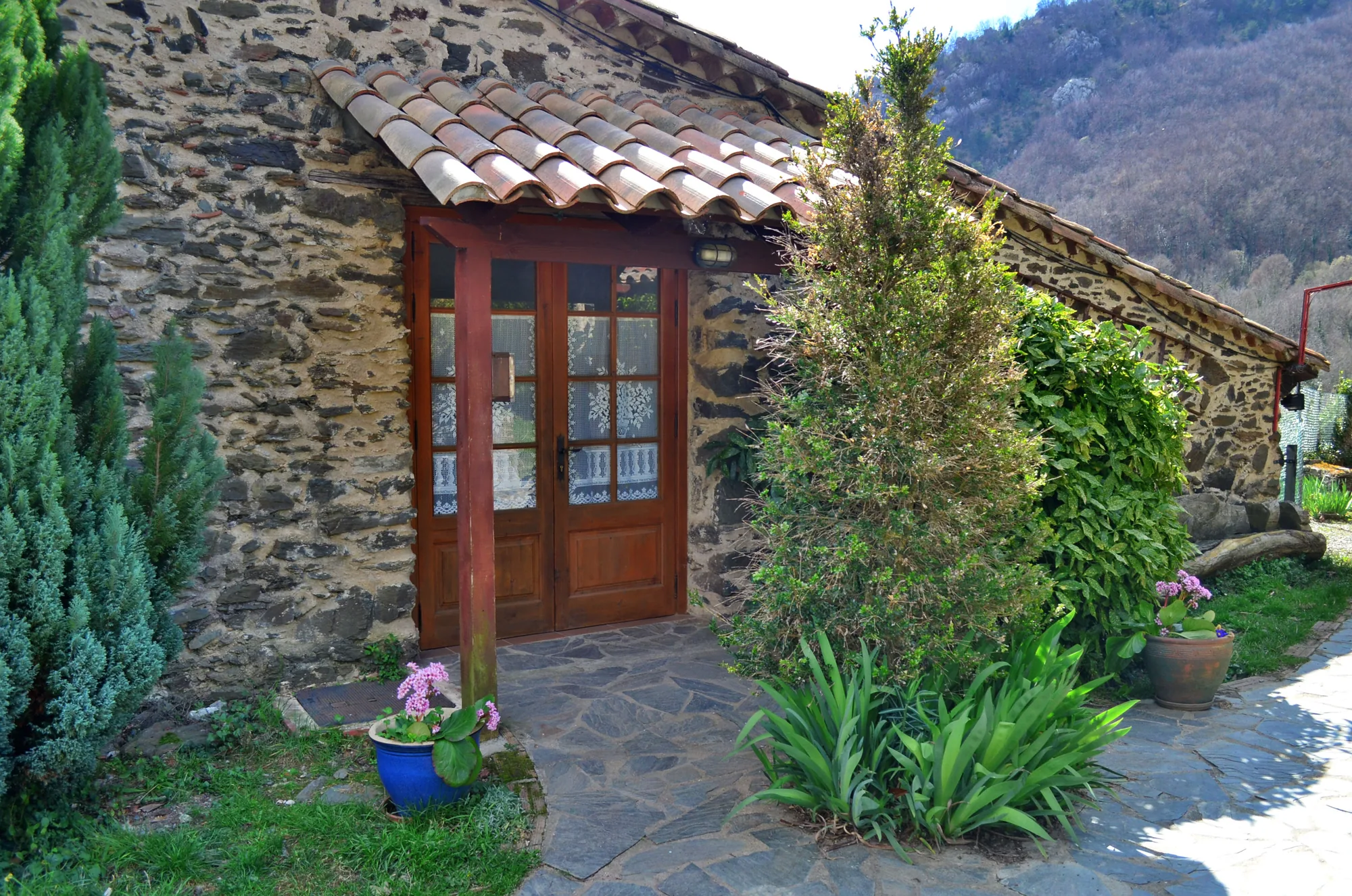 Entrada y terraza de la casa