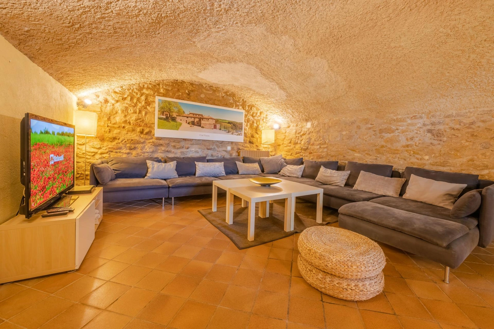 Salón de la zona turística de Can Vicens, con sofás amplios bajo una bóveda. · Can Vicens