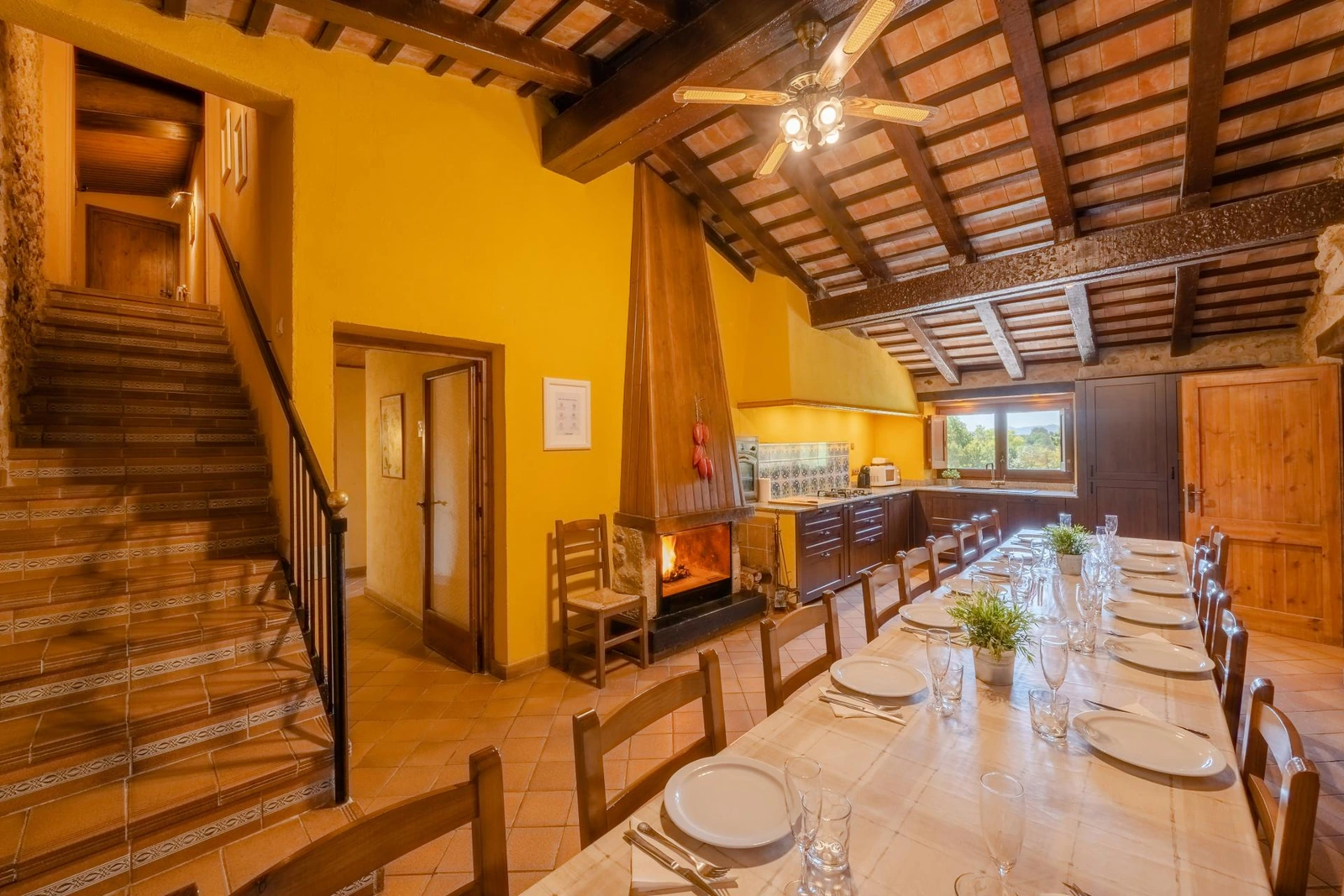 Cocina y comedor de la primera planta de la zona turística de Can Vicens. · Can Vicens