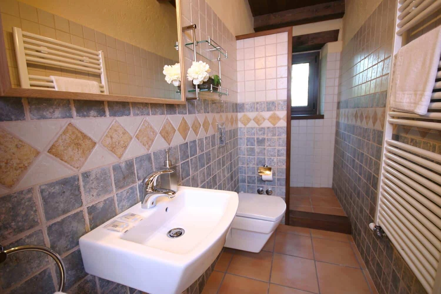 Baño de la masía El Bosqueró con lavabo y ducha · El Bosqueró
