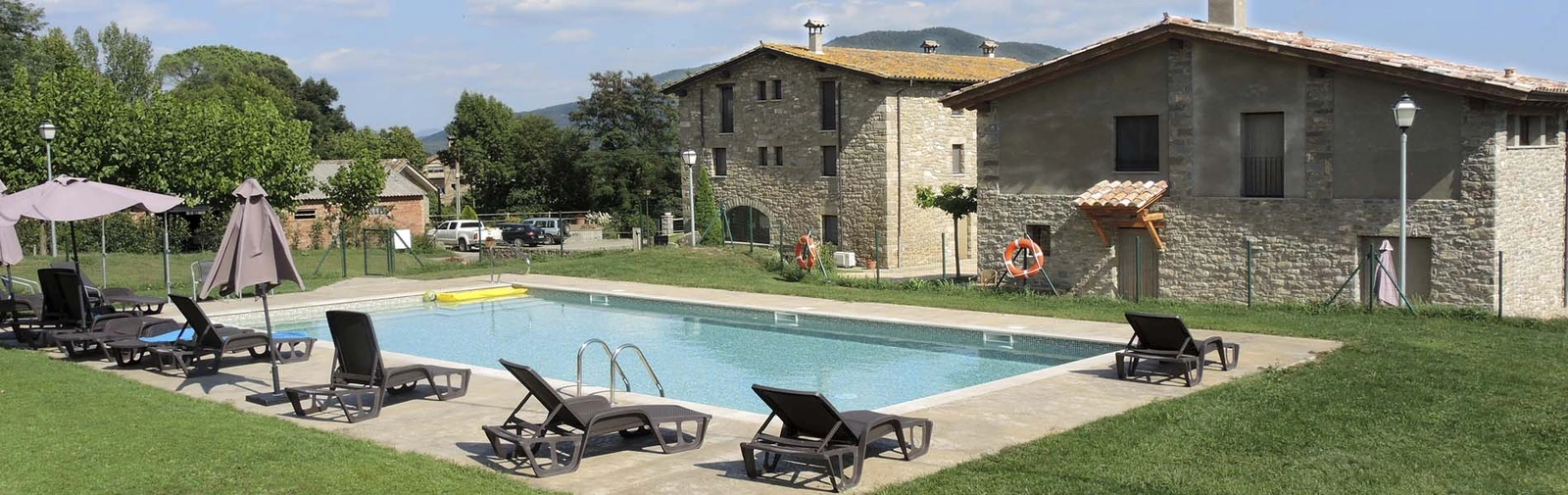 El Ferrés: piscina exterior común junto a la masía · El Ferrés