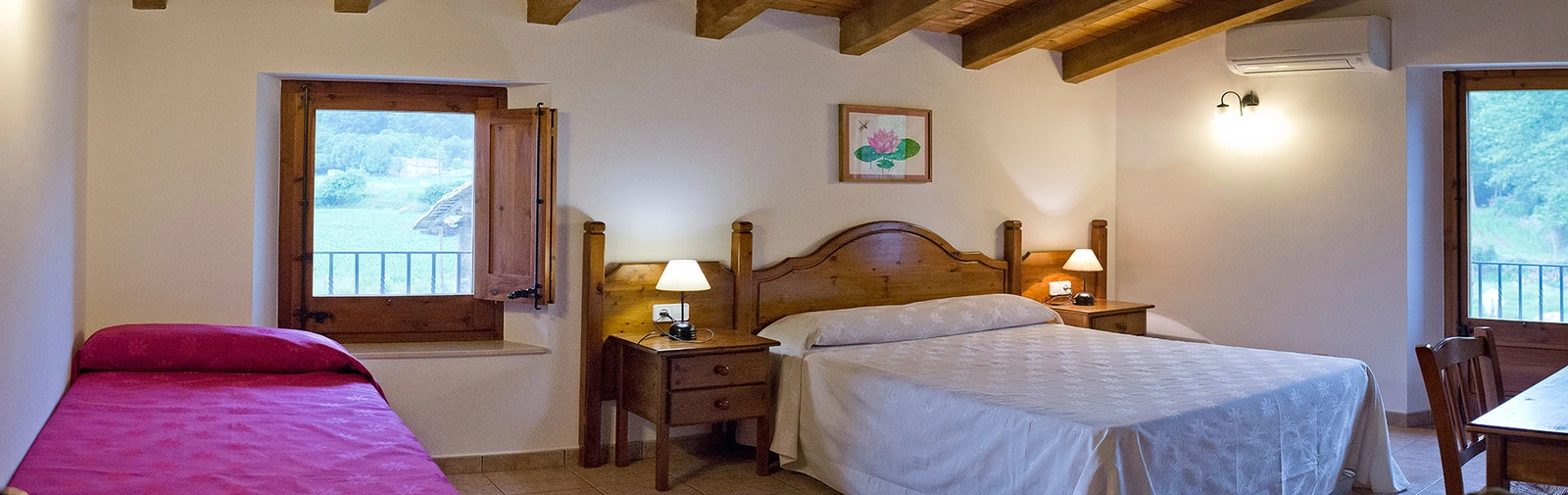 Masía: habitación familiar con camas supletorias · El Ferrés