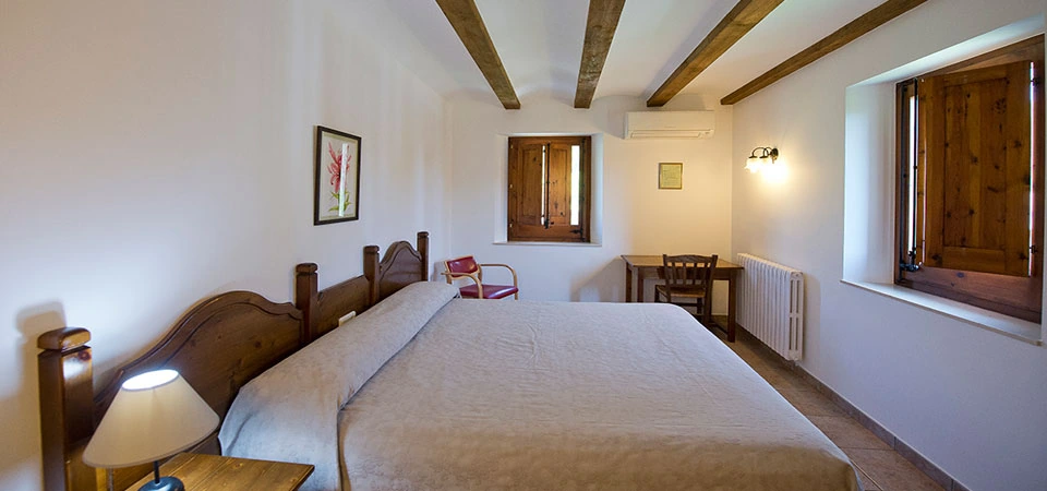 Masía: habitación doble con dos camas individuales · El Ferrés