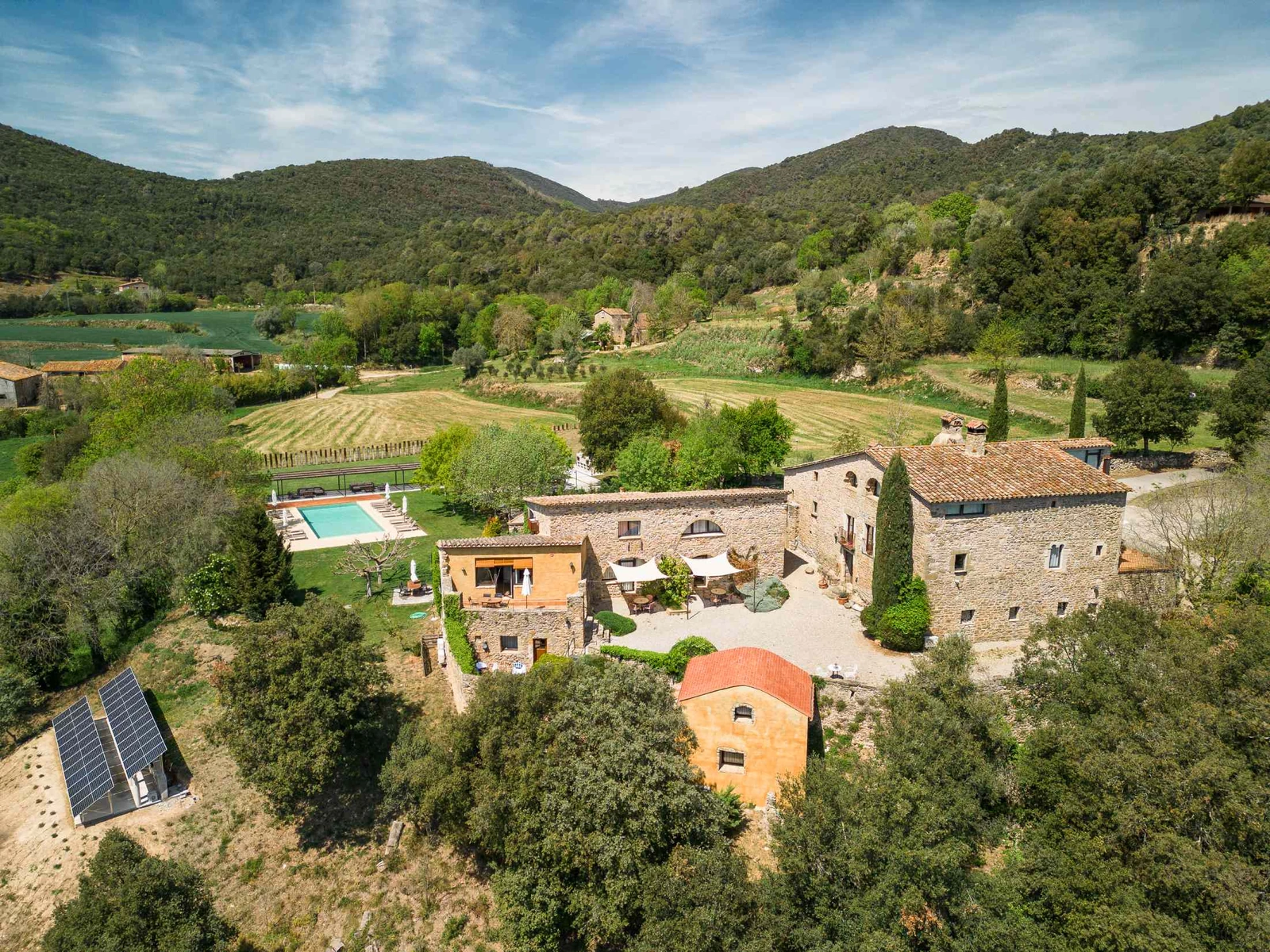 Vista aérea del conjunto El Nus de Pedra, con edificios, patios y piscina. · El Nus de Pedra