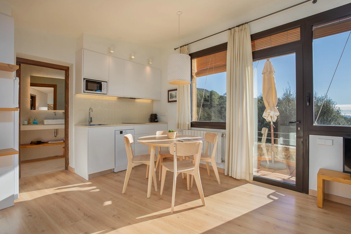 Cocina y comedor de La Terrassa, junto a la salida a la terraza. · El Nus de Pedra