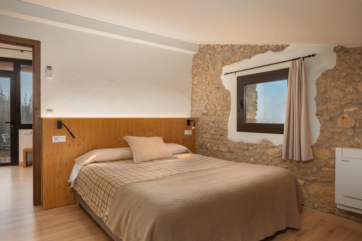 Dormitorio con cama de matrimonio del apartamento La Terrassa. · El Nus de Pedra