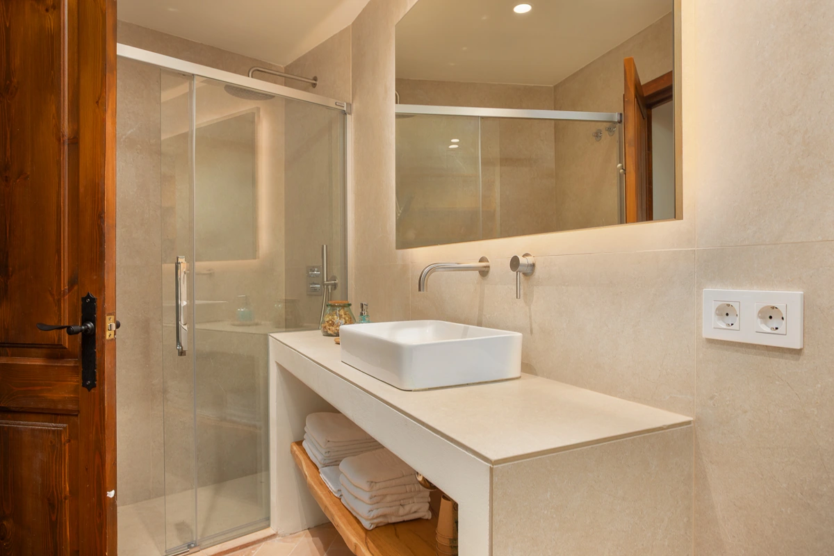 Baño de La Terrassa, con lavabo y ducha acristalada. · El Nus de Pedra