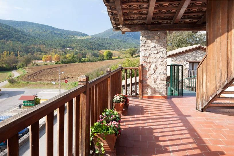 Terraza común con vistas al valle de Oix. · Hostal de la Rovira
