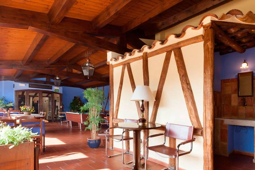 Salón común con vigas de madera. · Hostal de la Rovira
