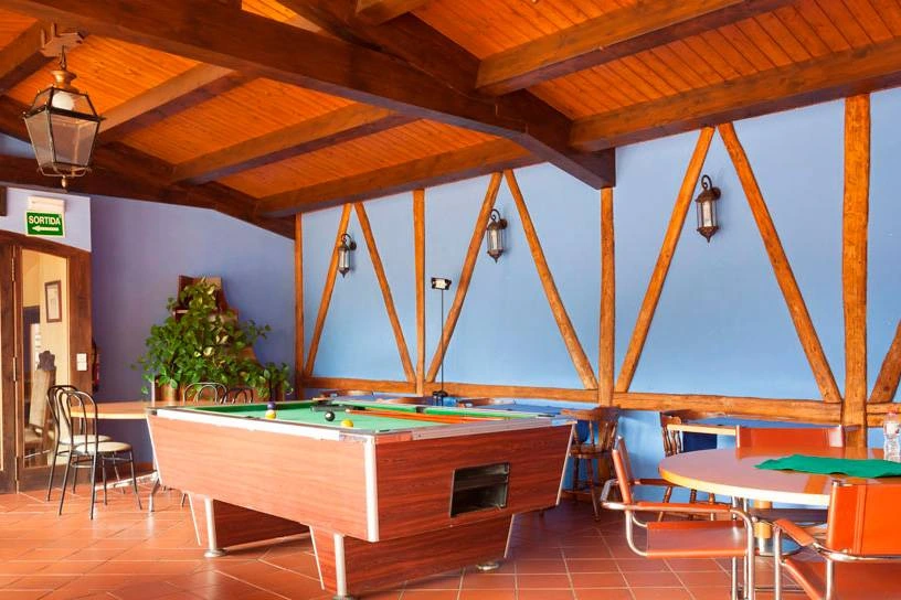 Sala de juegos común con billar. · Hostal de la Rovira