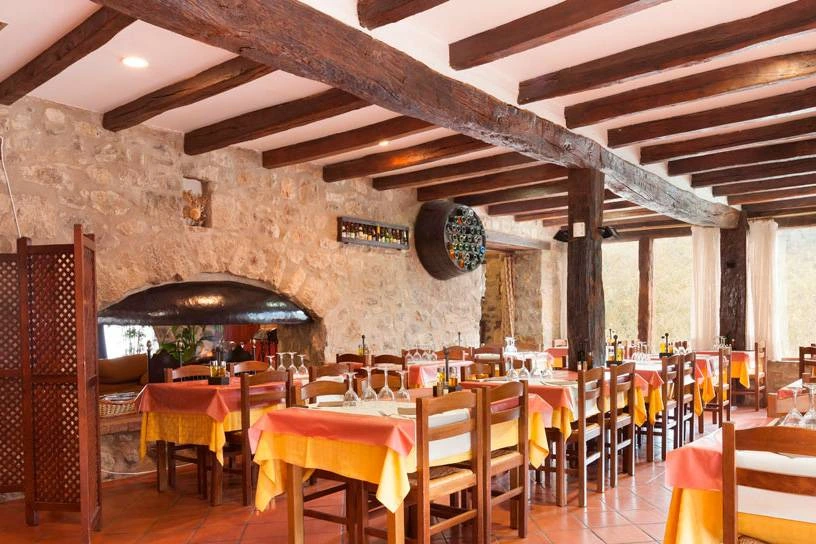 Comedor del restaurante del hostal. · Hostal de la Rovira