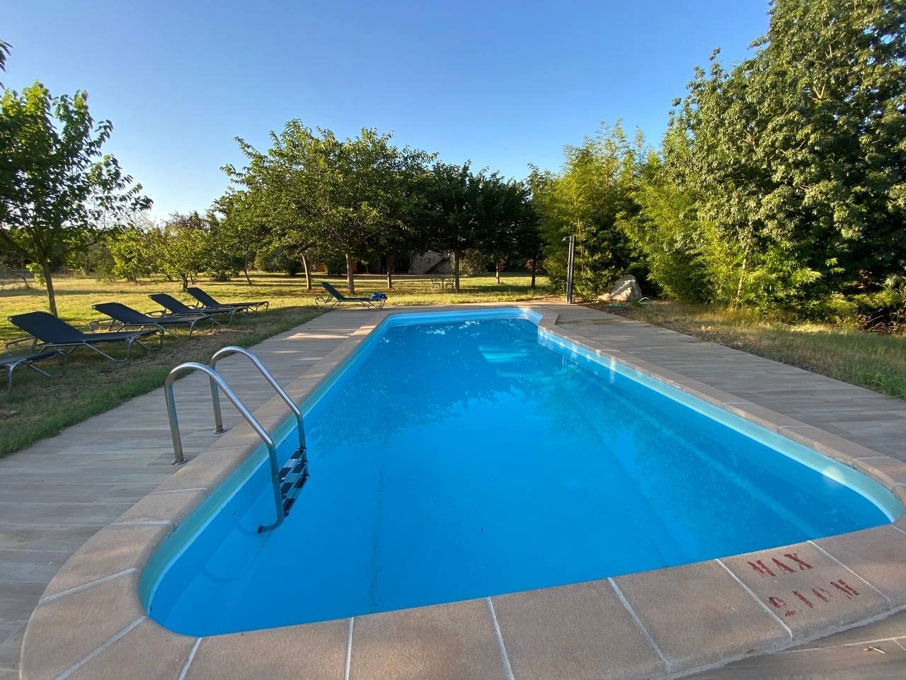 Hostal Nou de Crespià: piscina del jardín de la casa completa. · Hostal Nou de Crespià