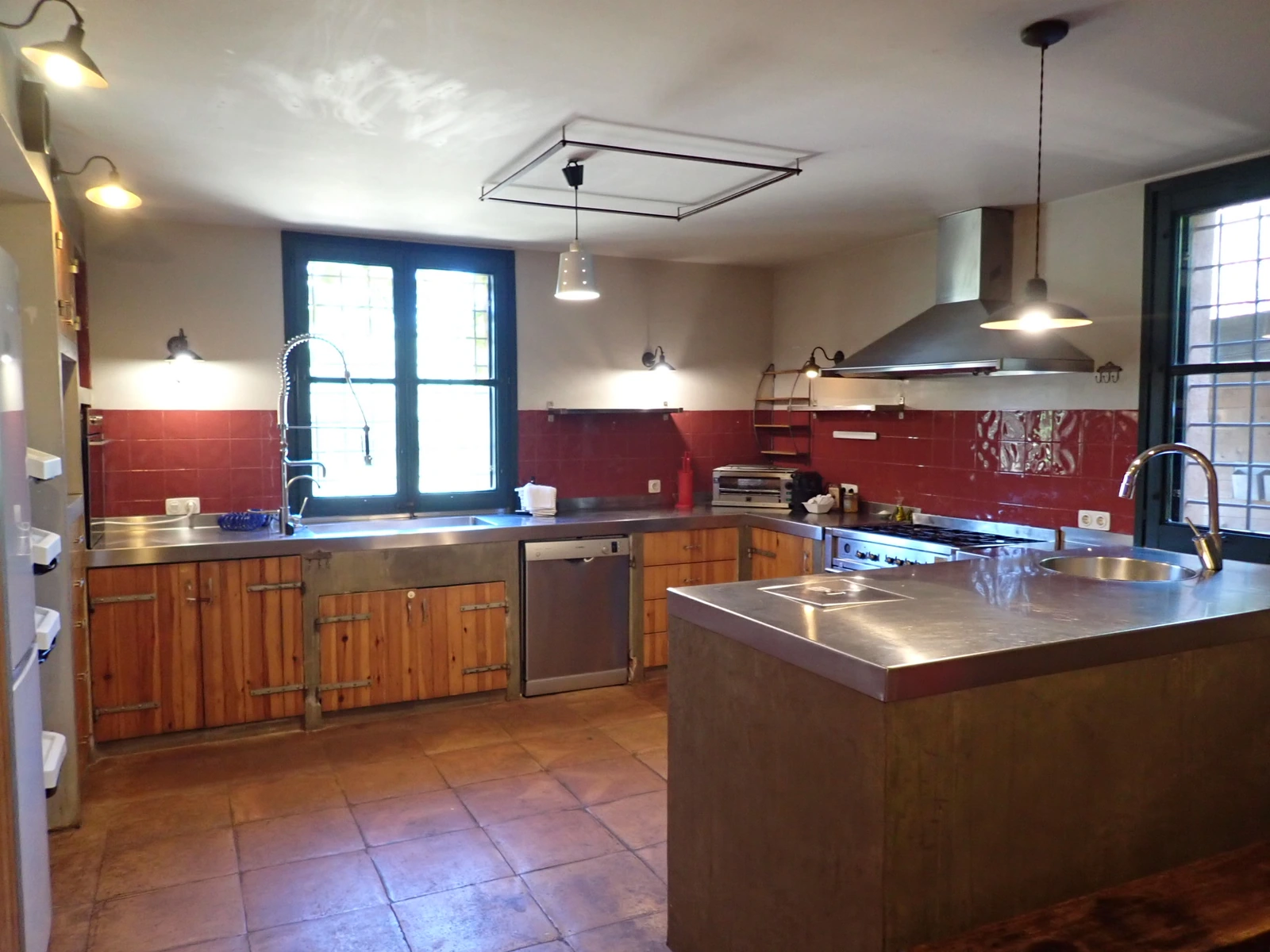 Hostal Nou de Crespià: cocina de la casa completa. · Hostal Nou de Crespià