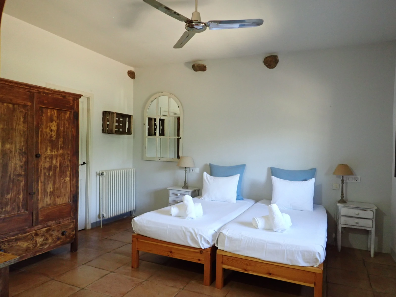 Hostal Nou de Crespià: dormitorio 1. · Hostal Nou de Crespià