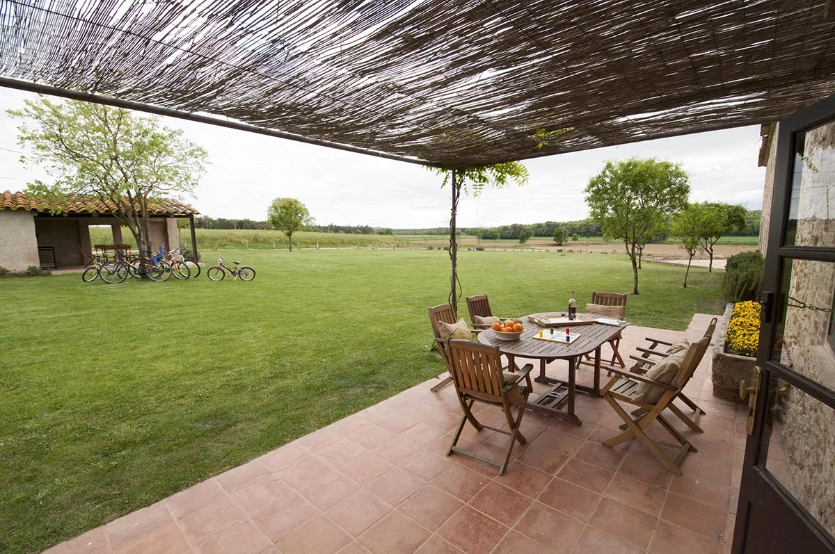 Porche cubierto y terraza de La Casa Petita