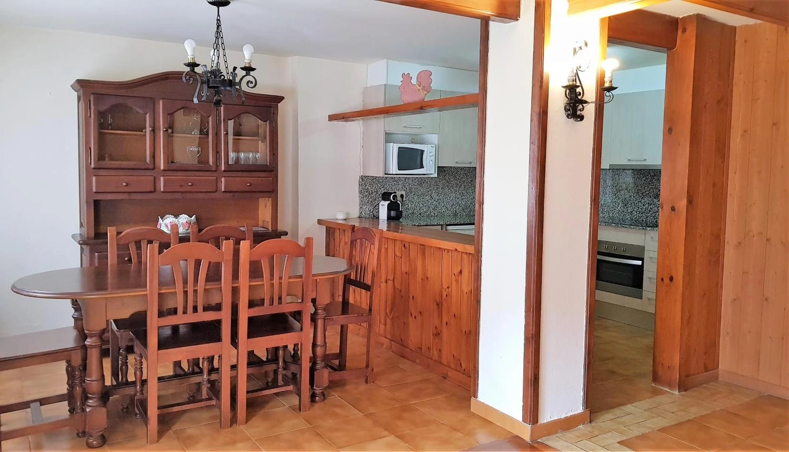 Comedor y cocina de la casita Les Barnedes de tres habitaciones. · Les Barnedes