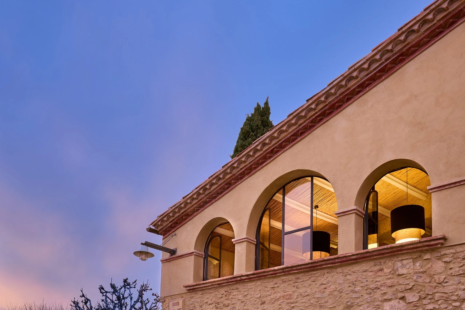 Mas Ametller: fachada con ventanales de arco. · Mas Ametller