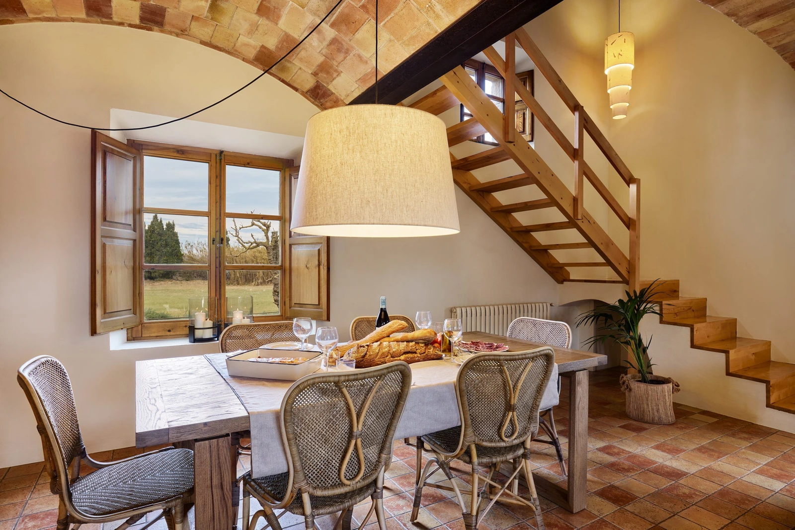 Llevant: comedor y escalera del alojamiento. · Mas Ametller