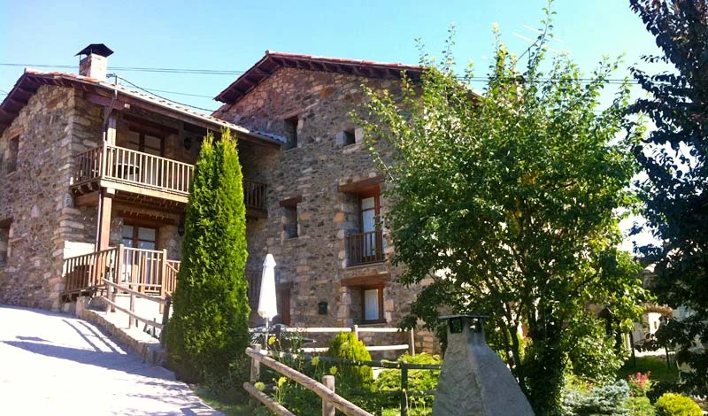Fachada y balcones de la masía