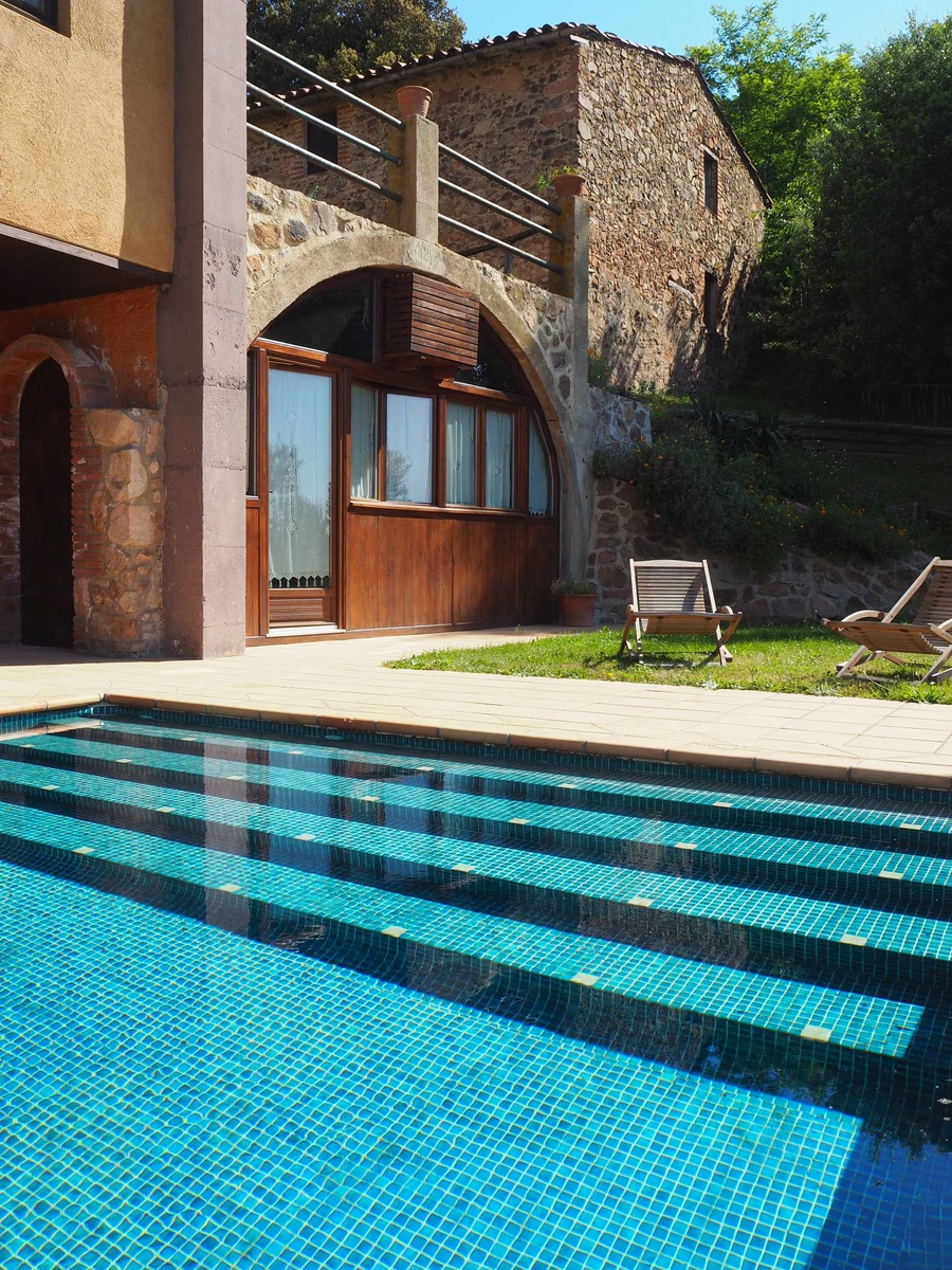 Mas Cal Sastre: piscina exterior junto a la masía · Mas Cal Sastre