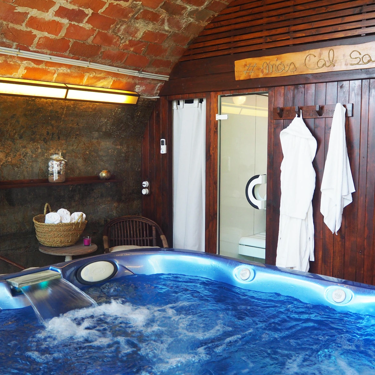 Mas Cal Sastre: jacuzzi del spa · Mas Cal Sastre