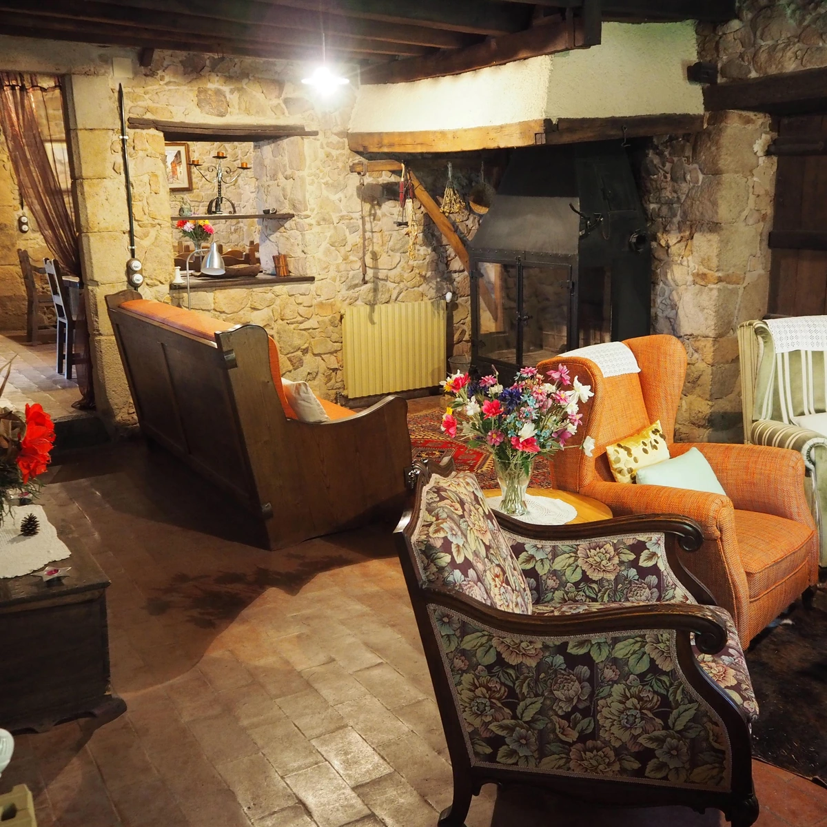 Mas Cal Sastre: salón común con chimenea · Mas Cal Sastre