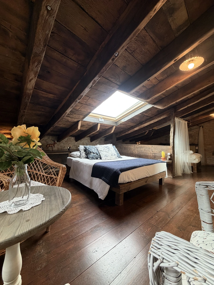 Habitación Cocou: dormitorio abuhardillado · Mas Cal Sastre