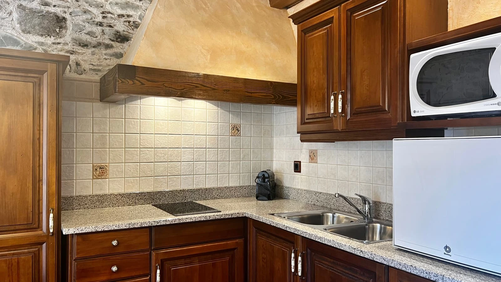 La Creueta: cocina del apartamento. · Mas Can Buixat