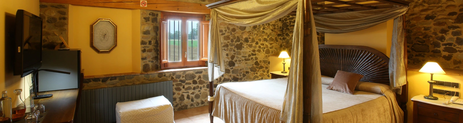 Dormitorio de la suite nº 1; con jacuzzi de dos plazas. · Mas La Casassa