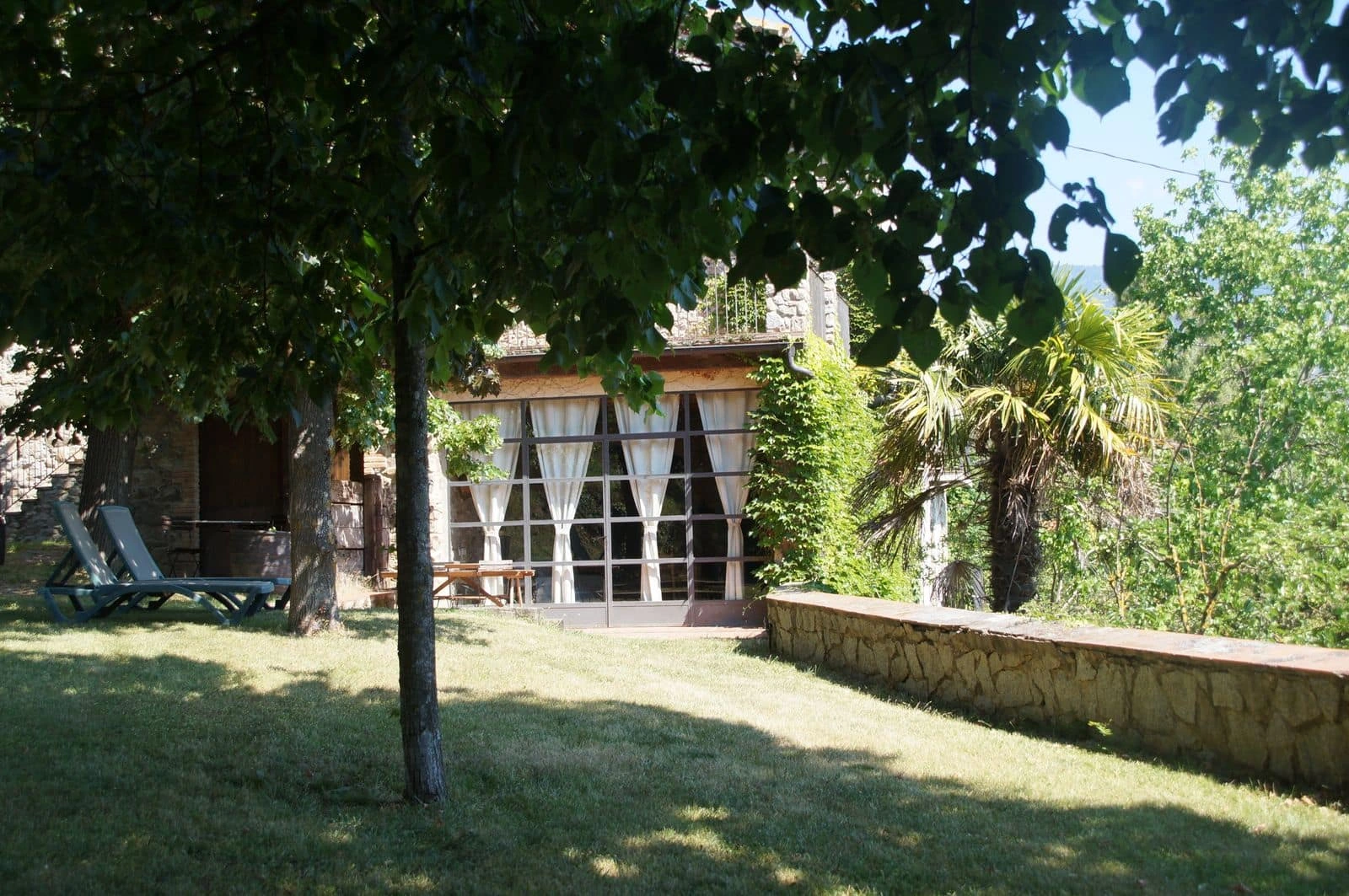 Jardín y terraza junto a El Celler. · Mas Roquet