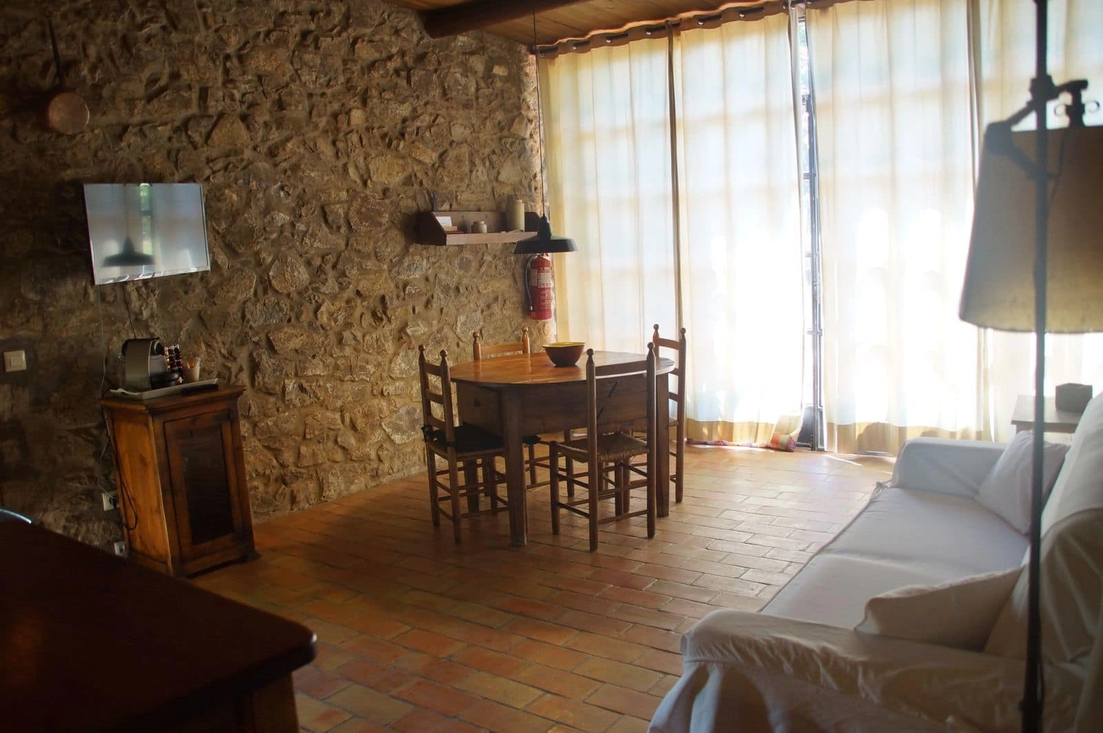 Salón y comedor de El Celler, con salida al jardín. · Mas Roquet