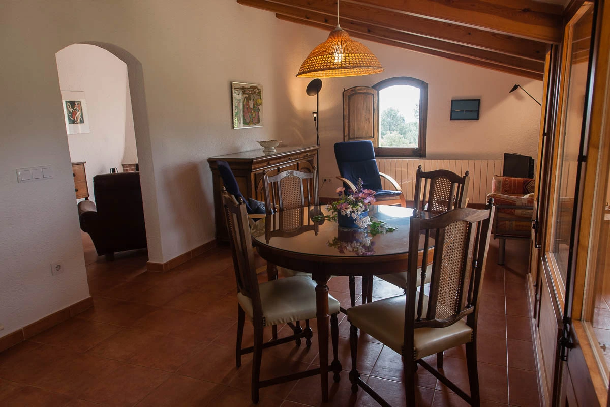 Mas Vinyoles I: comedor junto a la cocina. · Mas Vinyoles