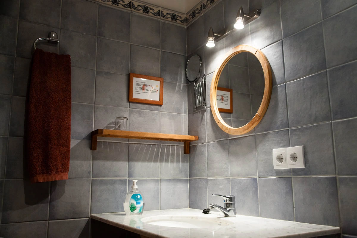 Mas Vinyoles I: lavabo y espejo del baño. · Mas Vinyoles