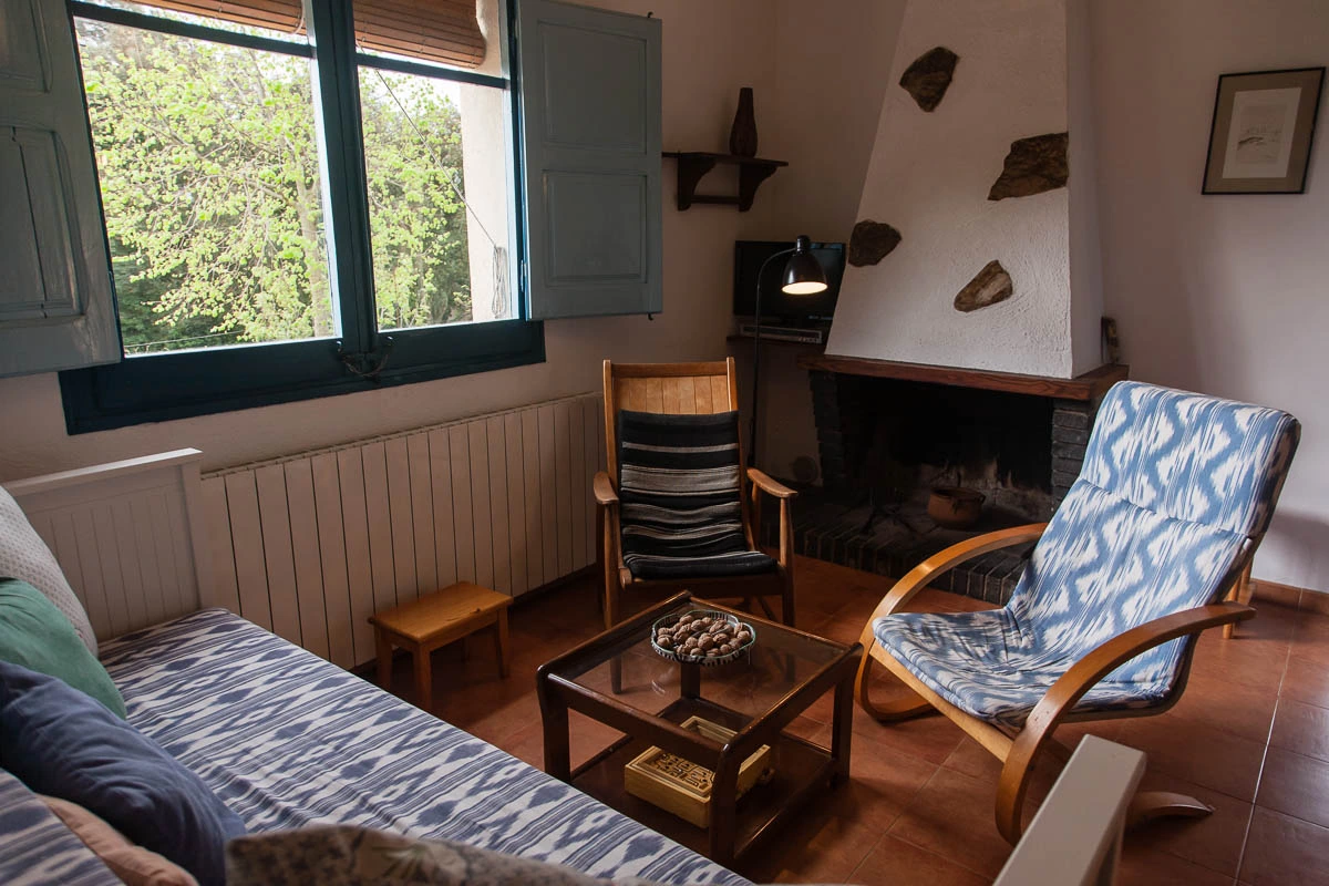 Mas Vinyoles II: sala de estar con chimenea. · Mas Vinyoles