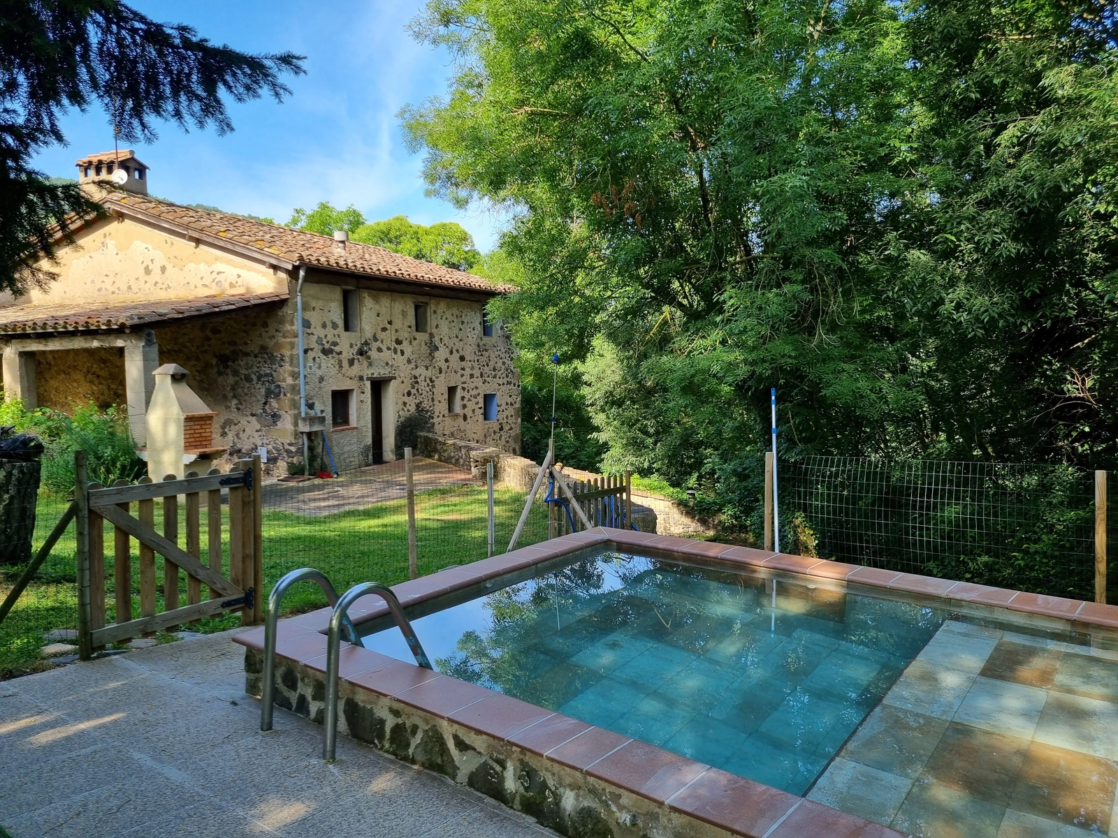 Mas Violella: piscina compartida y jardín · Mas Violella