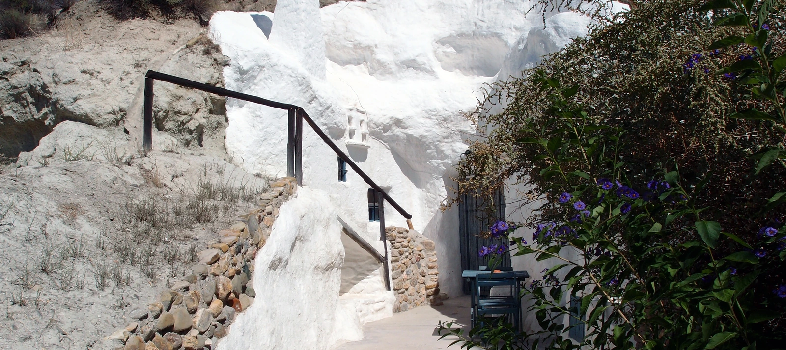 Fachada y acceso de la cueva 1. · Al Jatib