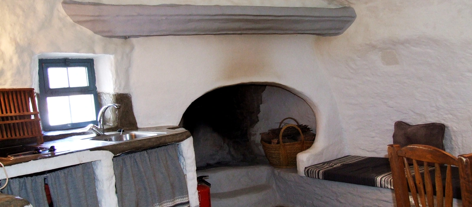 Cocina de la cueva 1 junto a la chimenea. · Al Jatib