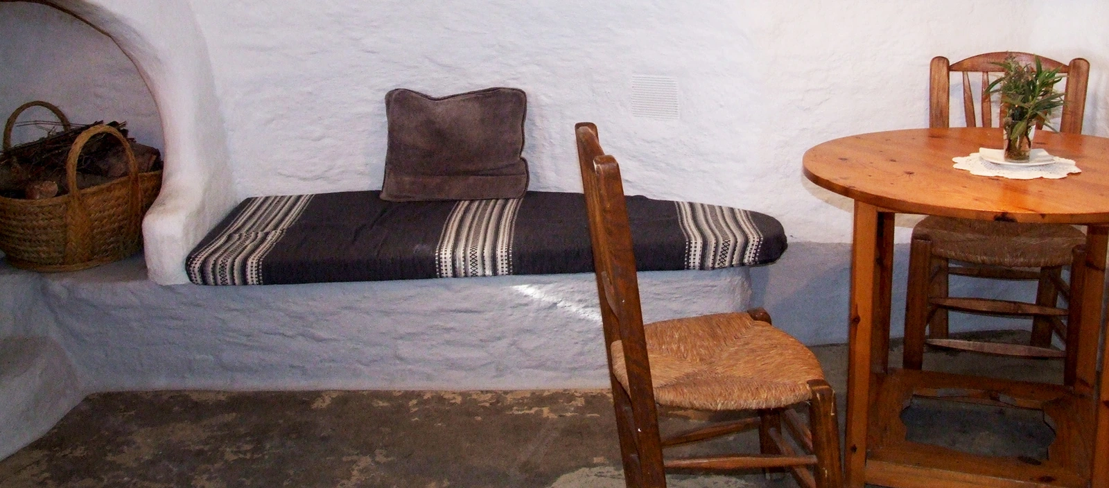 Sala de estar y comedor de la cueva 1. · Al Jatib