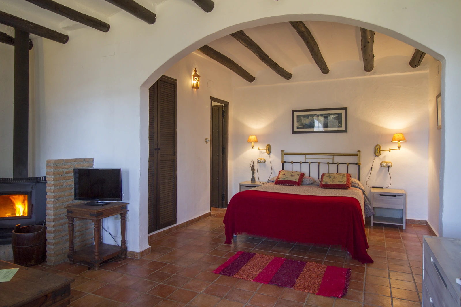 Estrella de la Nieve: cama de matrimonio y chimenea. · Alquería de Los Lentos