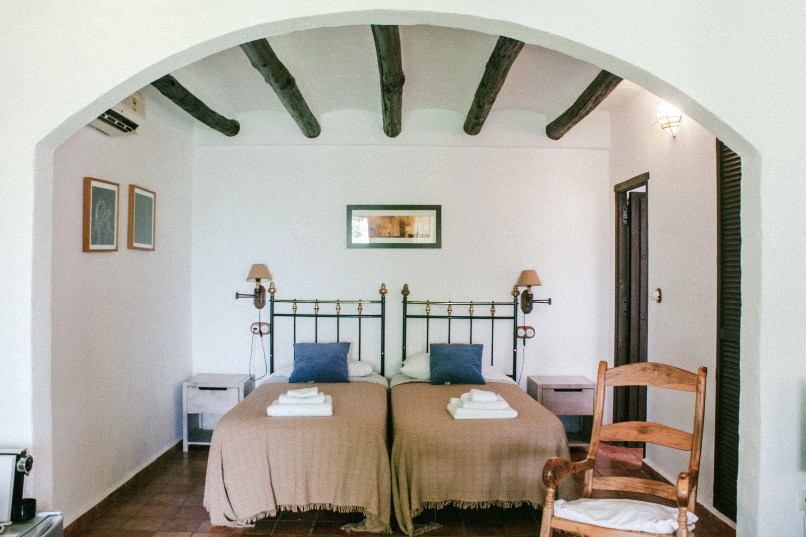 Manzanilla Real: dormitorio con dos camas individuales. · Alquería de Los Lentos