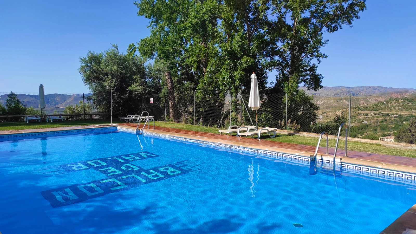 Piscina común del complejo Balcón de Válor · Balcón de Válor