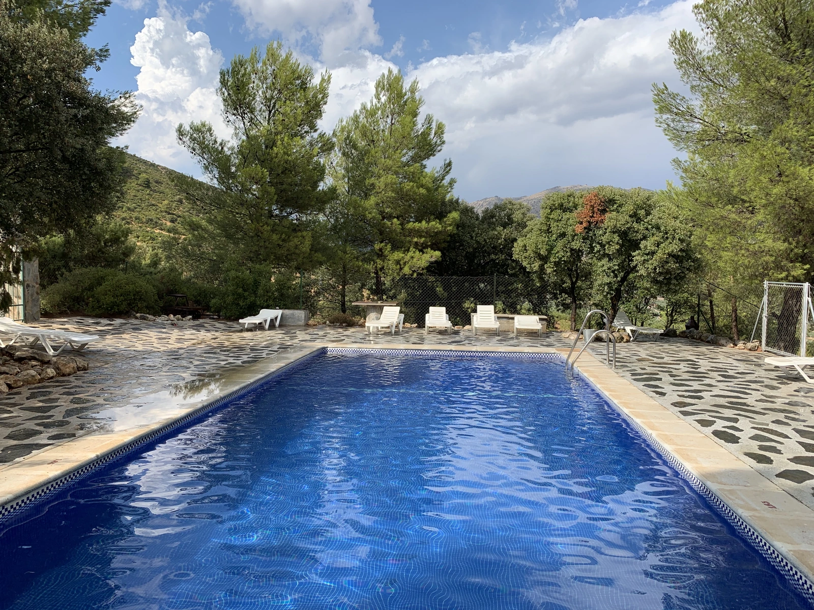 Piscina común compartida por los tres cortijos. · Cortijos Cerro Fuentes Nuevas