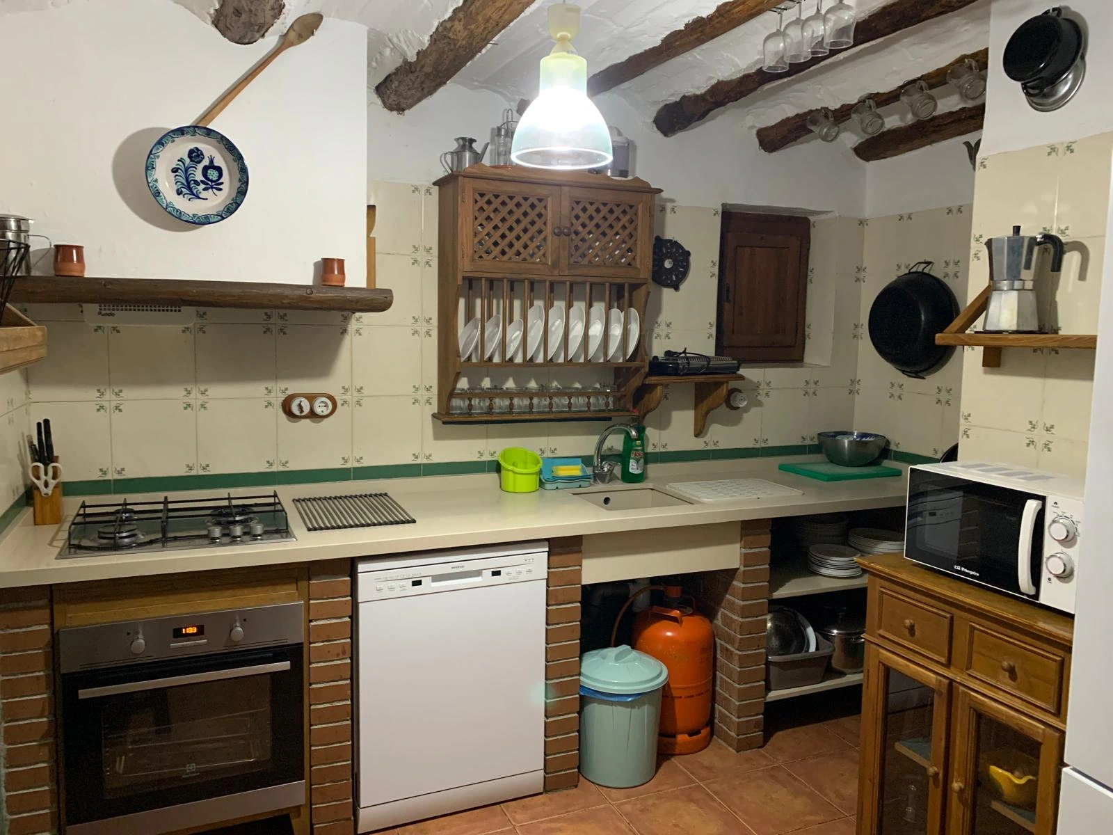 Cocina privada equipada del Cortijo Aureliano. · Cortijos Cerro Fuentes Nuevas