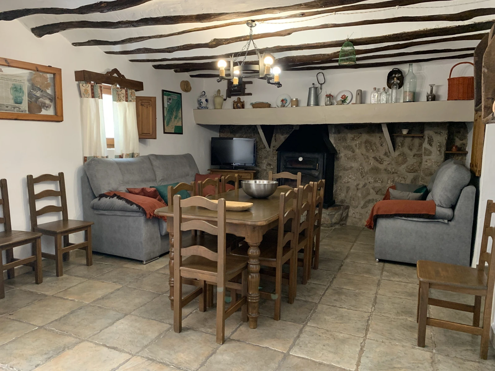 Salón y comedor con chimenea del Cortijo Rafael. · Cortijos Cerro Fuentes Nuevas