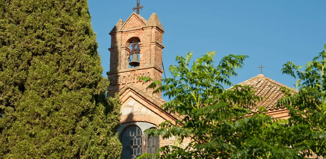 Exterior de la capilla del Cortijo del Marqués, entre cipreses. · Hotel Cortijo del Marqués