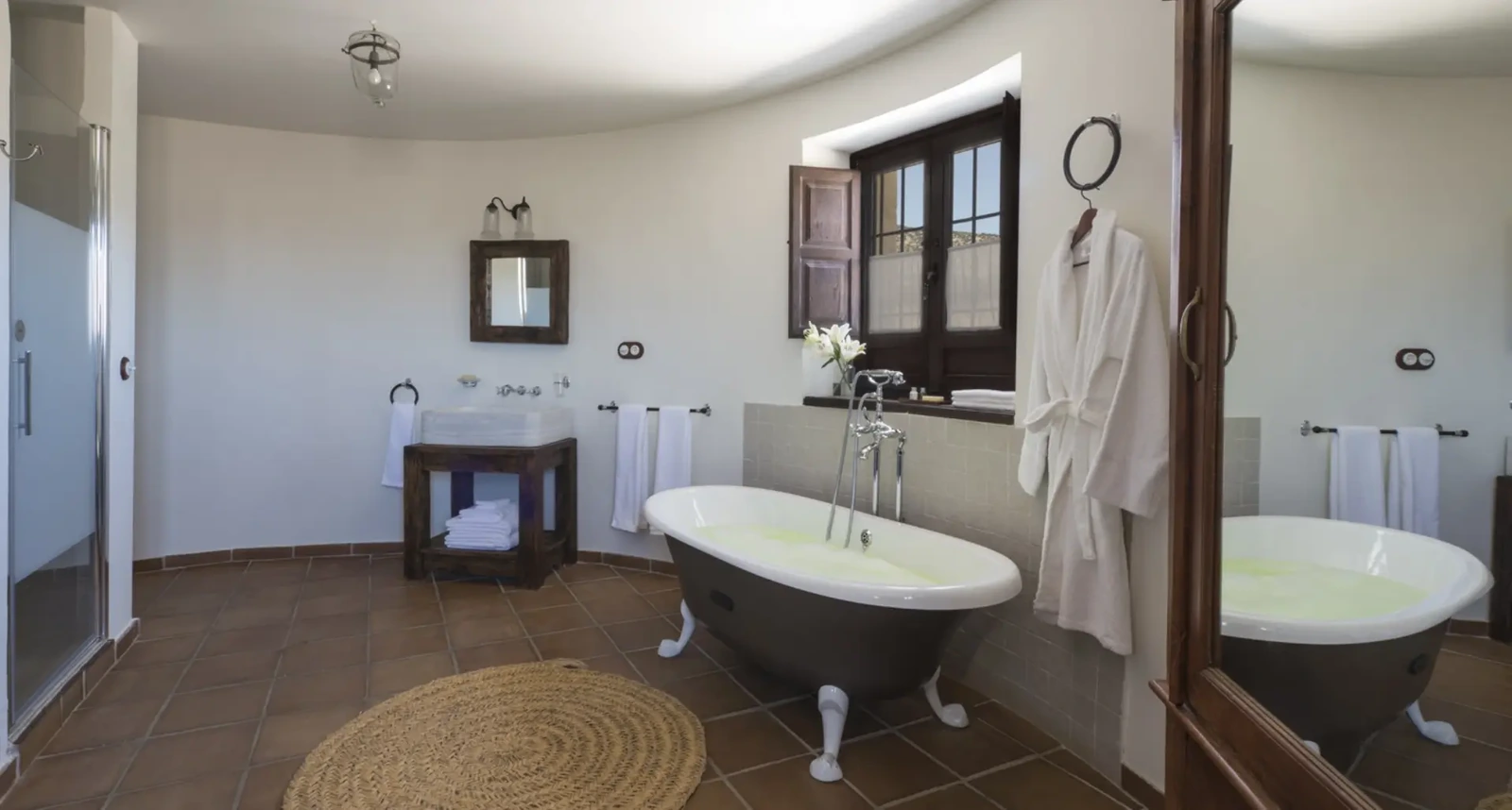 Baño de la suite El Silo, con bañera exenta y ducha. · Hotel Cortijo del Marqués