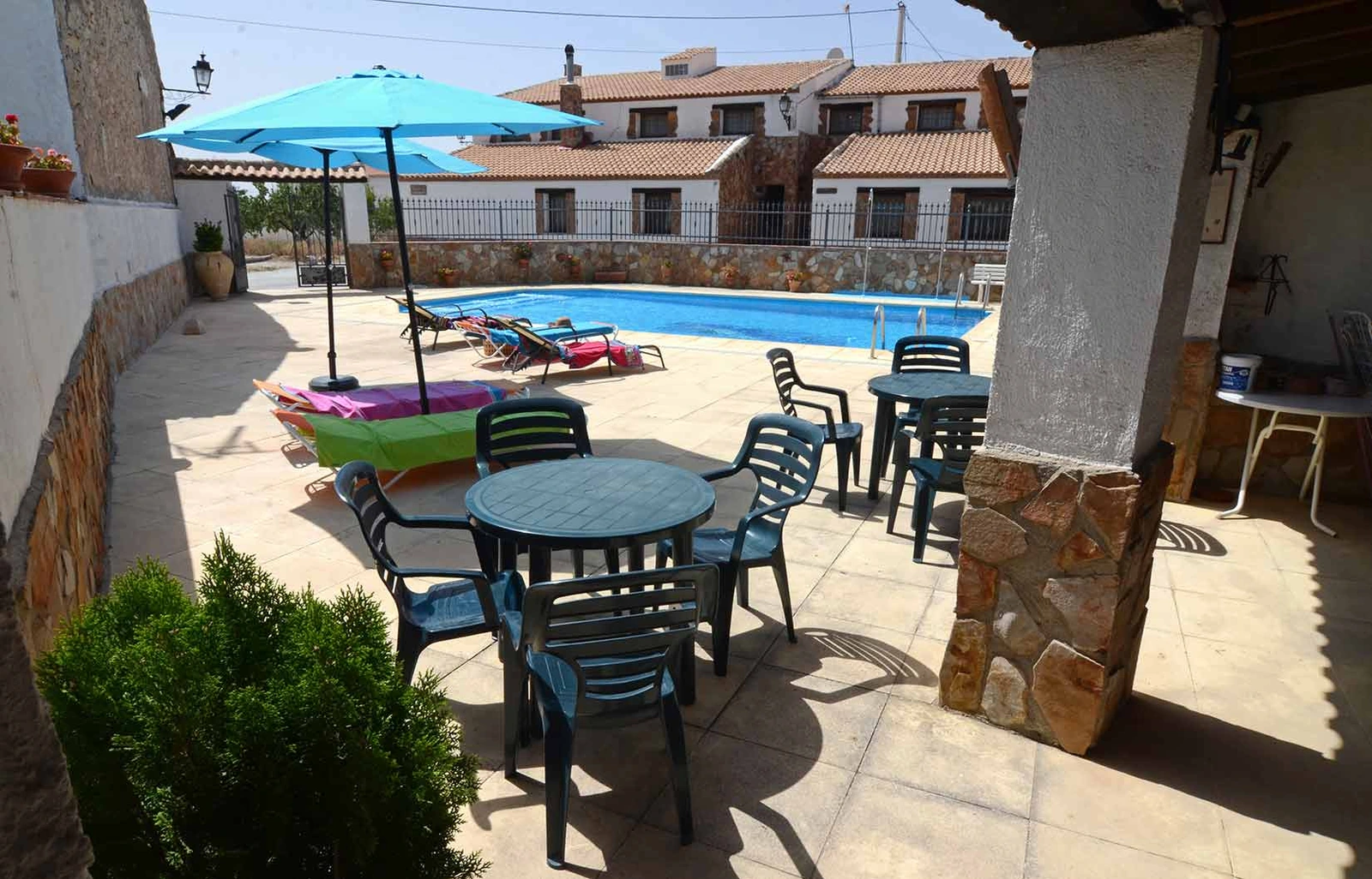 Piscina y solárium comunes del Cortijo El Rey. · Cortijo El Rey